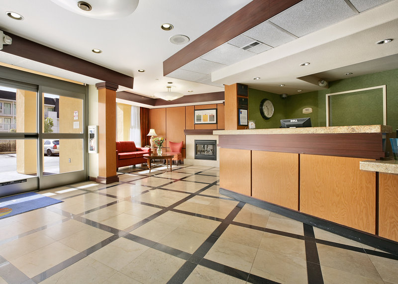 Comfort Inn & Suites - Oakland, CA