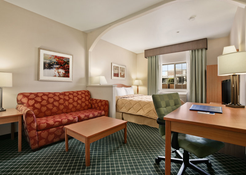 Comfort Inn & Suites - Oakland, CA