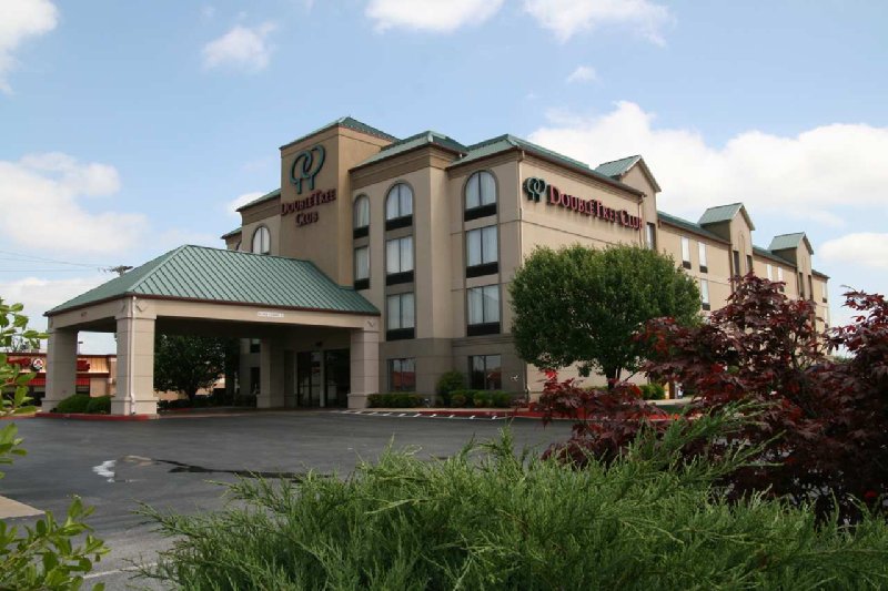 Doubletree Club By Hilton Hotel Springdale - Springdale, AR