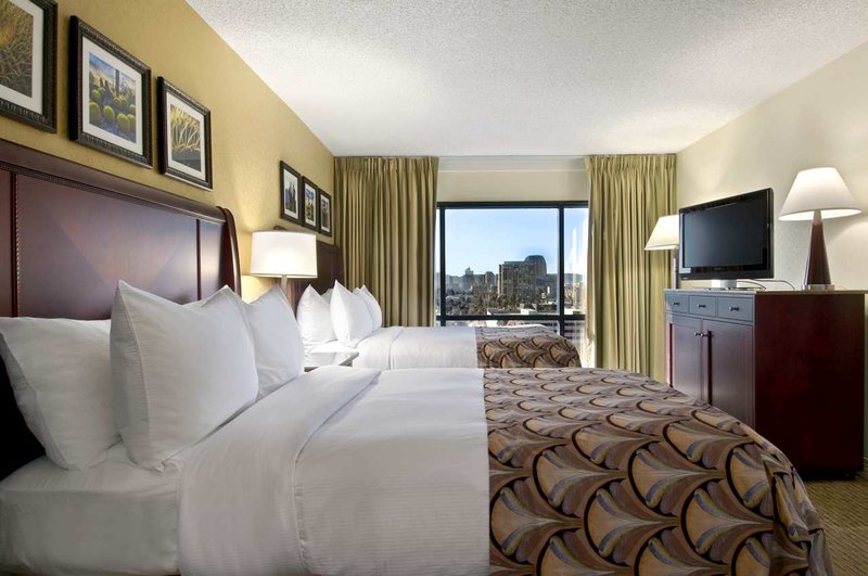Hilton Phoenix Suites - Phoenix, AZ