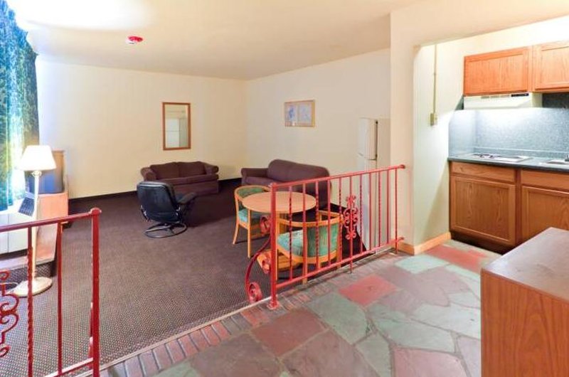 Budget Inn & Suites - Mount Ephraim, NJ
