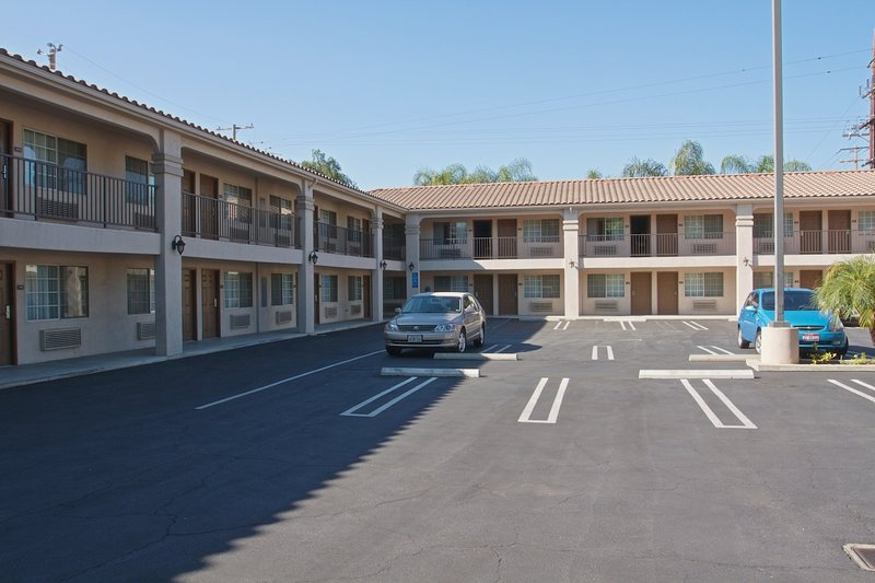 Burbank Inn & Suites