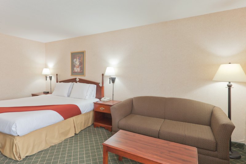 HOLIDAY INN EXPRESS-COLDWATER - Coldwater, MI