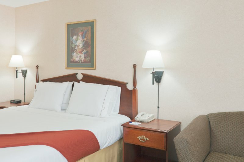 HOLIDAY INN EXPRESS-COLDWATER - Coldwater, MI