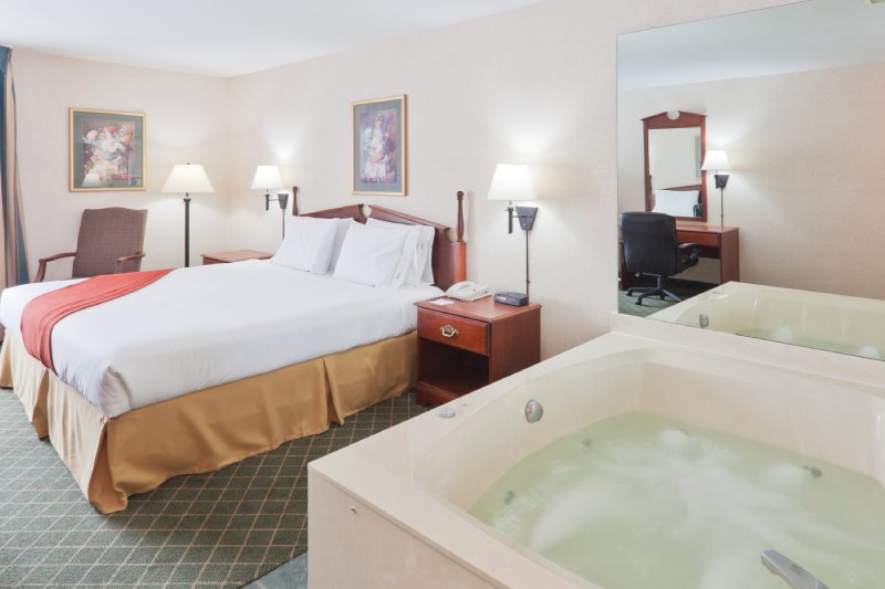 HOLIDAY INN EXPRESS-COLDWATER - Coldwater, MI