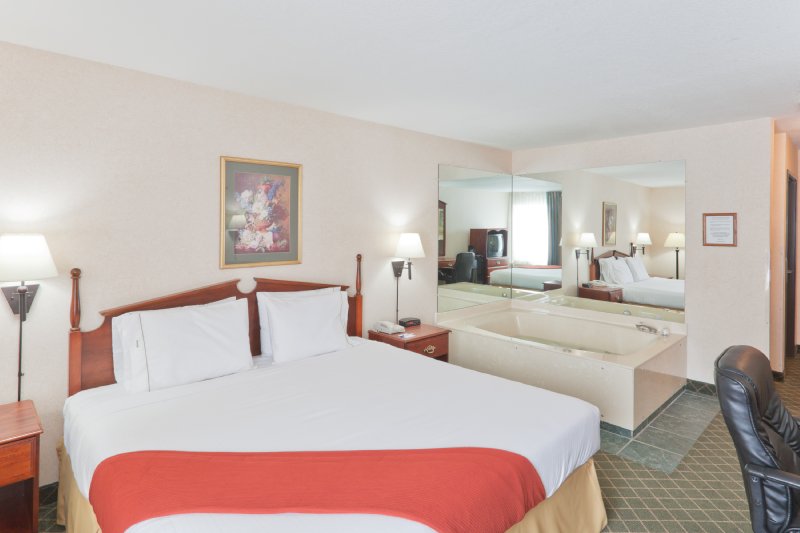 HOLIDAY INN EXPRESS-COLDWATER - Coldwater, MI