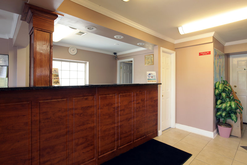 Econo Lodge - Cartersville, GA