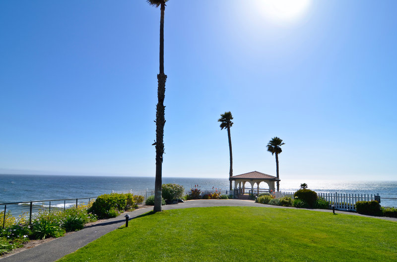 Plus Shore Cliff Lodge - Pismo Beach, CA