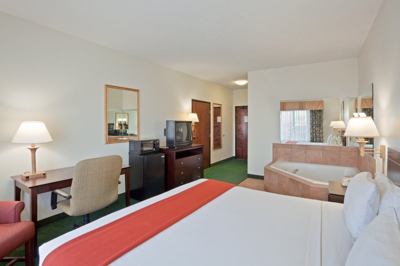 Holiday Inn Express & Suites LEBANON - Lebanon, MO