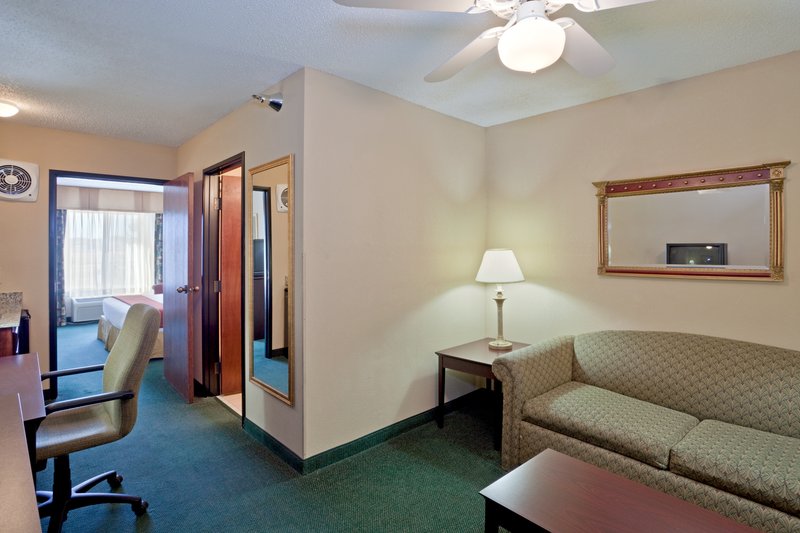 Holiday Inn Express & Suites LEBANON - Lebanon, MO