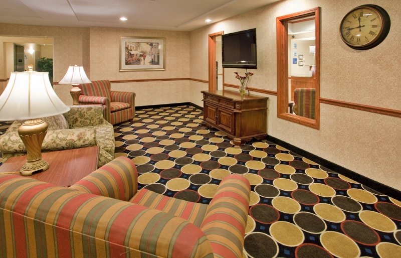 HOLIDAY INN EXPRESS - Moberly, MO