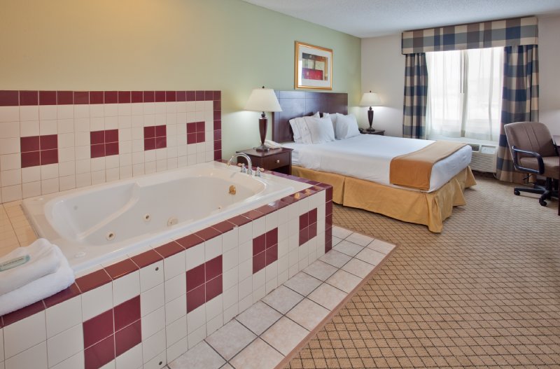 HOLIDAY INN EXPRESS - Moberly, MO