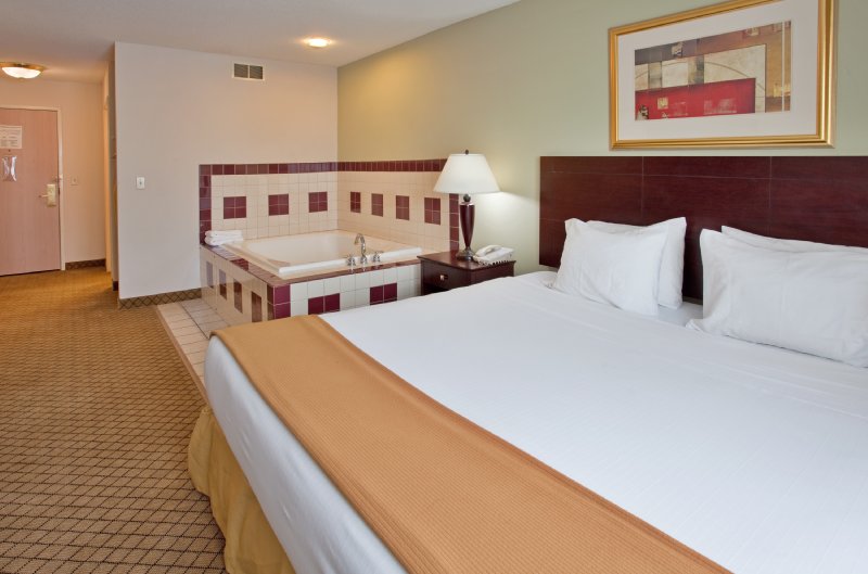 HOLIDAY INN EXPRESS - Moberly, MO