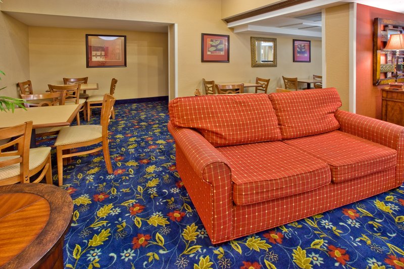 Holiday Inn Express MACON (I-75 & RIVERSIDE) - Macon, GA