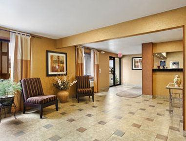 Days Inn & Suites By Wyndham Waterloo - Waterloo, IA