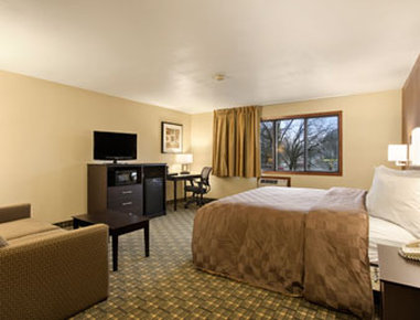 Days Inn & Suites By Wyndham Waterloo - Waterloo, IA