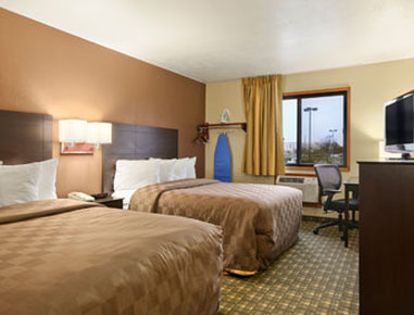 Days Inn & Suites By Wyndham Waterloo - Waterloo, IA