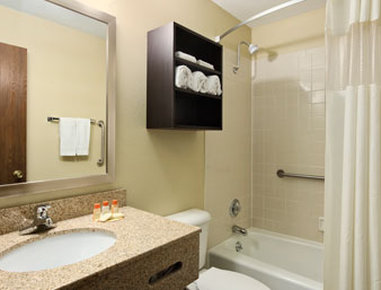 Days Inn & Suites By Wyndham Waterloo - Waterloo, IA