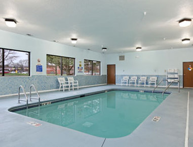 Days Inn & Suites By Wyndham Waterloo - Waterloo, IA