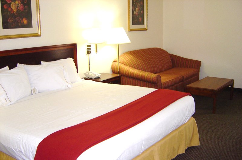 HOLIDAY INN EXPRESS-MARSHFIELD - Marshfield, MO
