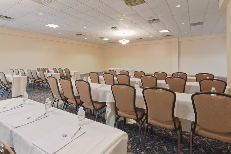 Holiday Inn Express & Suites URBANA-CHAMPAIGN (U OF I AREA) - Urbana, IL