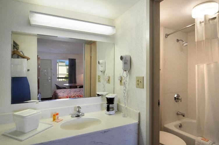 Howard Johnson Inn at Six Flags, GA - Austell, GA