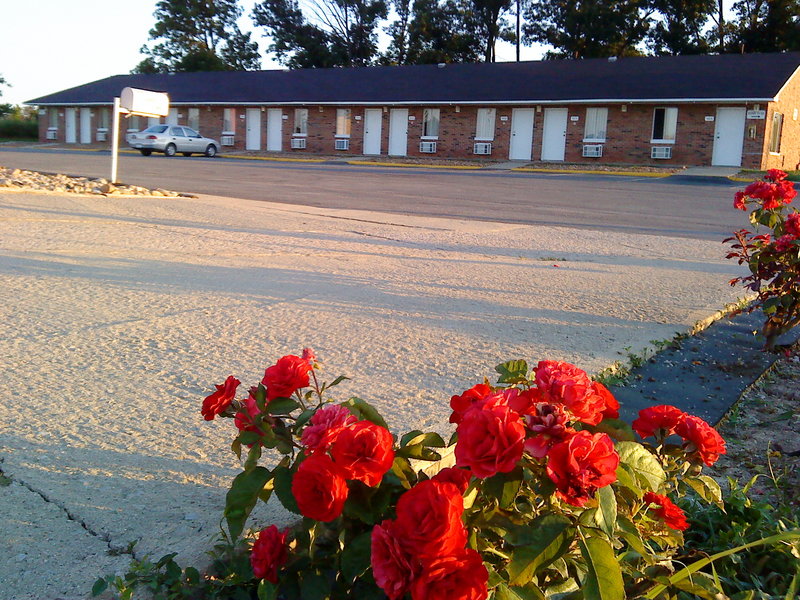 Red Carpet Inn - Dix, IL