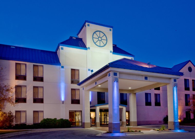 Holiday Inn Express CEDAR RAPIDS (COLLINS RD) - Cedar Rapids, IA
