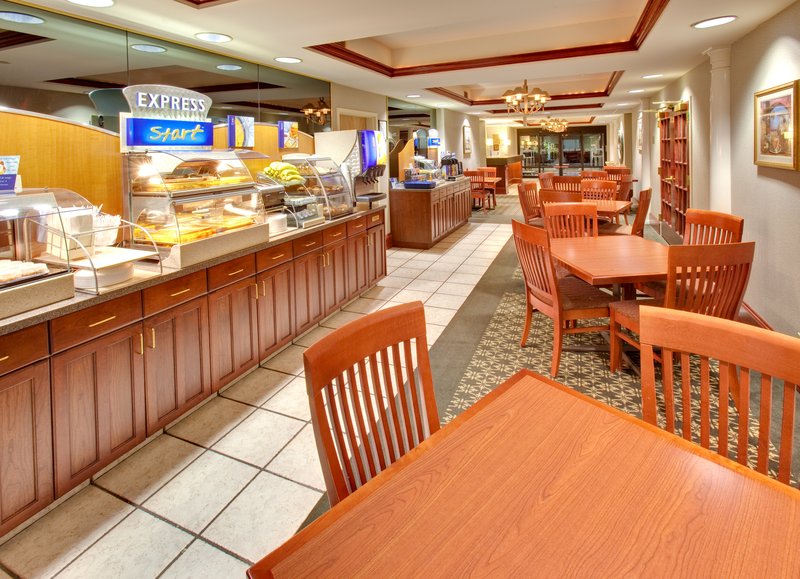 Holiday Inn Express CEDAR RAPIDS (COLLINS RD) - Cedar Rapids, IA