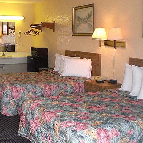 Super 7 Inn - Siloam Springs, AR