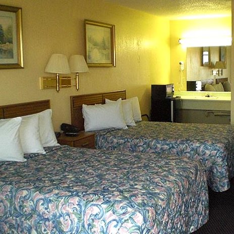 Super 7 Inn - Siloam Springs, AR