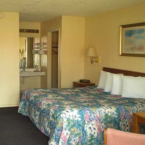 Super 7 Inn - Siloam Springs, AR
