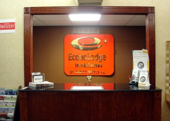Econo Lodge Inn & Suites - Warren, OH