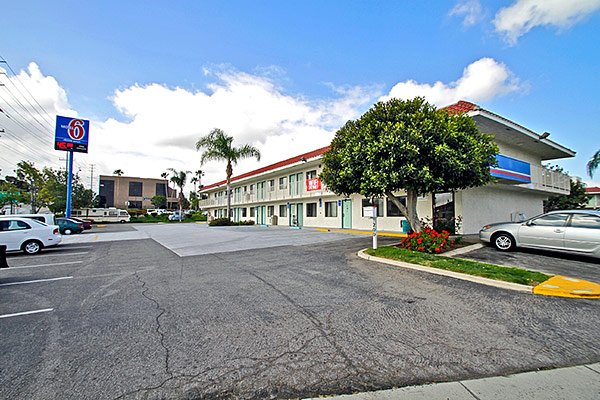 MOTEL 6 - Corona, CA