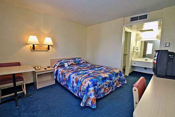 MOTEL 6 - Corona, CA