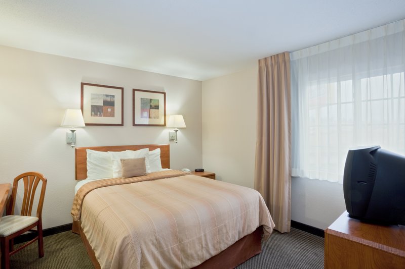 Candlewood Suites TOPEKA - Topeka, KS