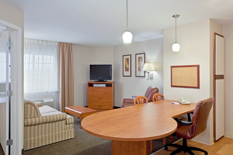 Candlewood Suites TOPEKA - Topeka, KS