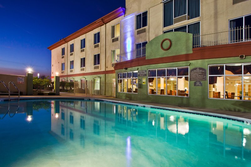 HOLIDAY INN EXPRESS-LIVE OAK - Live Oak, FL