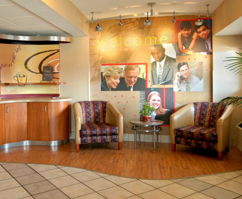 Tips & Advice Red Roof Inn Syracuse offers air-conditioned accommodations with blackout drapes/curtains. Flat-screen televisions come with premium cable channels and pay movies. Bathrooms include shower/tub combinations. Guests can surf the web using the complimentary wireless Internet access/5(19).