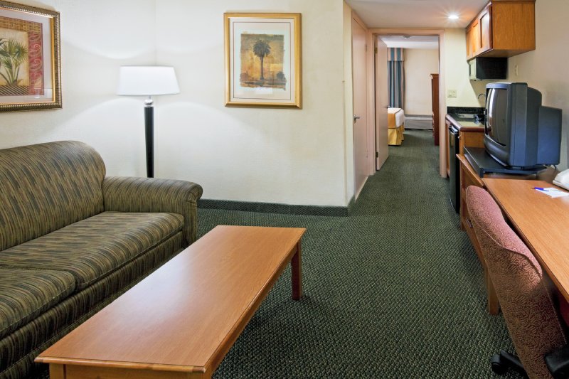 Holiday Inn Express Hotel & Suites Miami-Hialeah (Miami Lakes) - Miami Lakes, FL