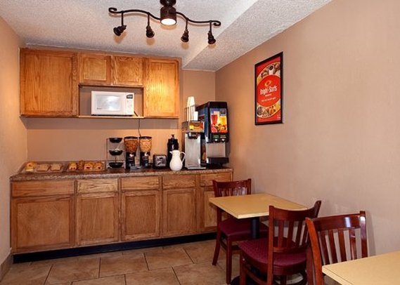 Americas Best Value Inn - Hutchinson, KS