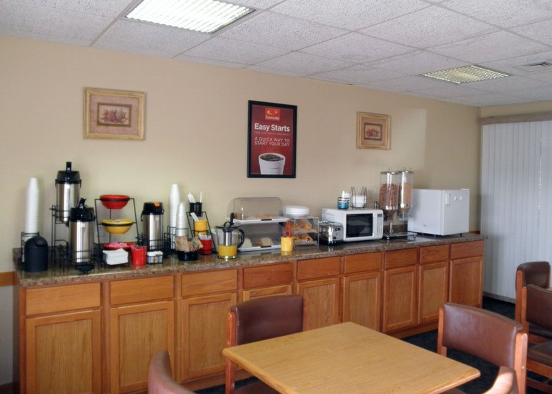 Econo Lodge - River Falls, WI