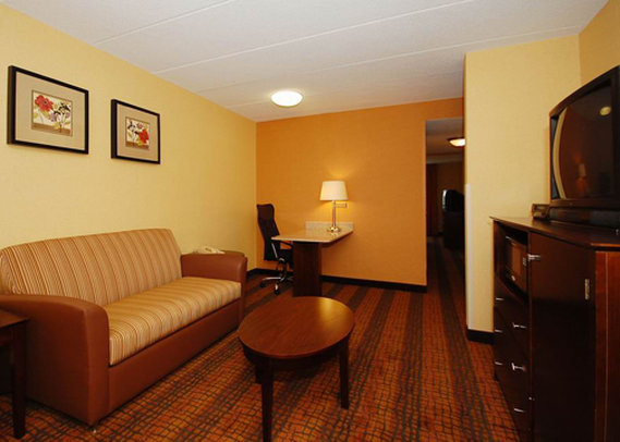 Comfort Inn And Suites - Eatontown, NJ