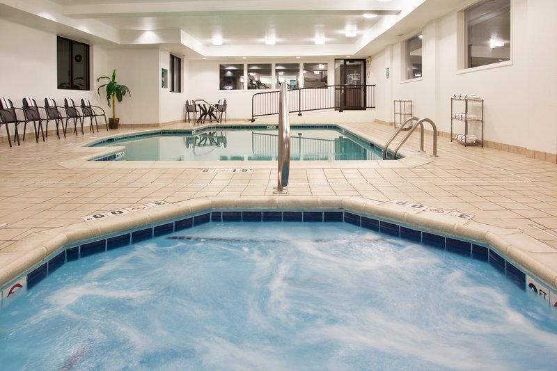 Holiday Inn Express GROVE CITY (OUTLET CENTER) - Mercer, PA