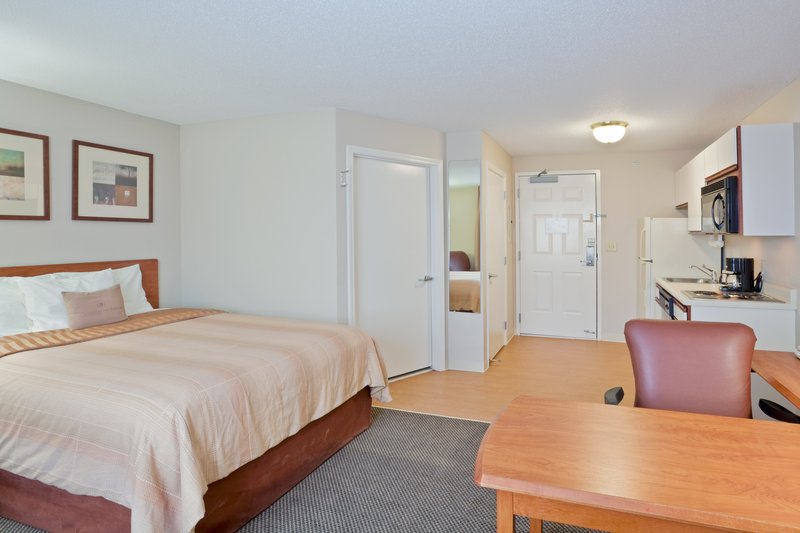 Candlewood Suites TOPEKA - Topeka, KS