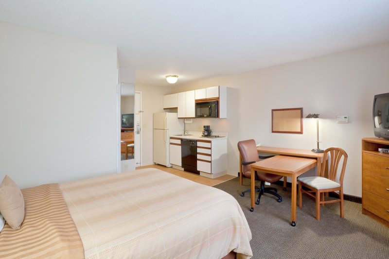 Candlewood Suites TOPEKA - Topeka, KS
