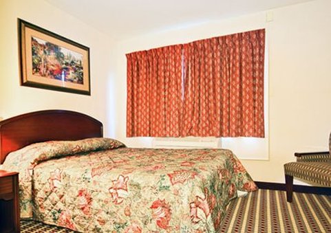 Econo Lodge Inn & Suites - Warren, OH