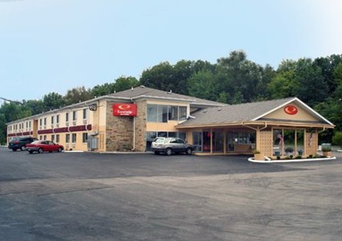 Econo Lodge Inn & Suites - Warren, OH