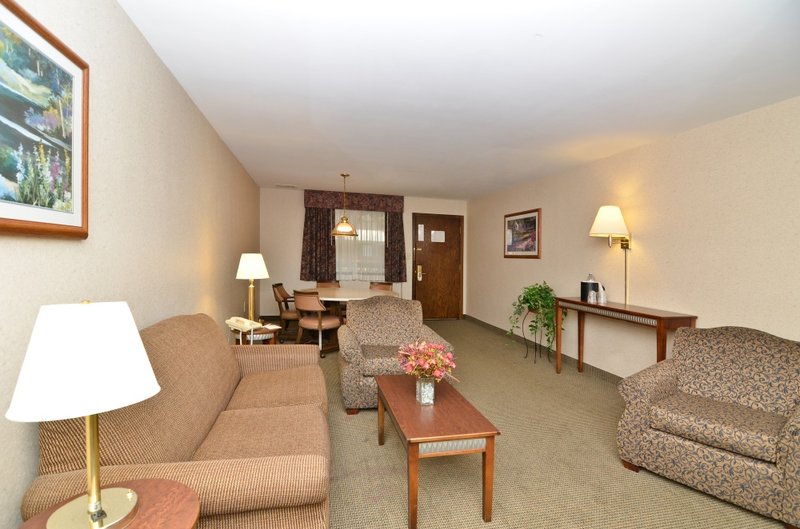 Midway Hotel & Suites - Brookfield, WI