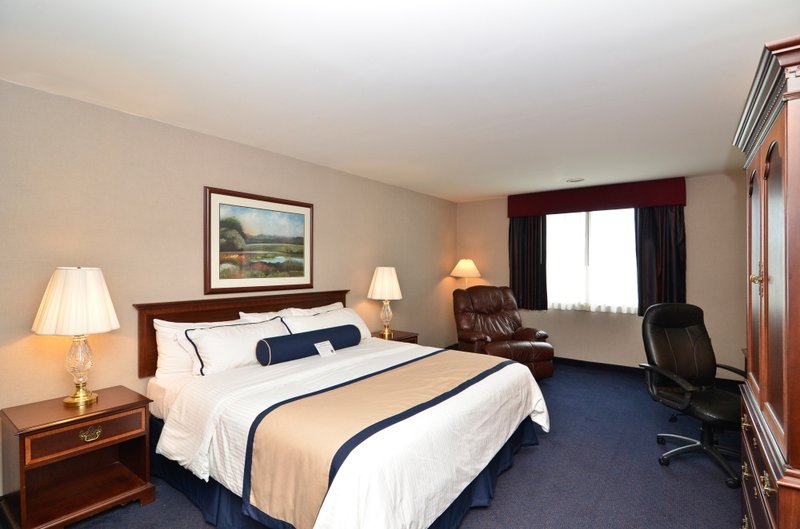 Midway Hotel & Suites - Brookfield, WI